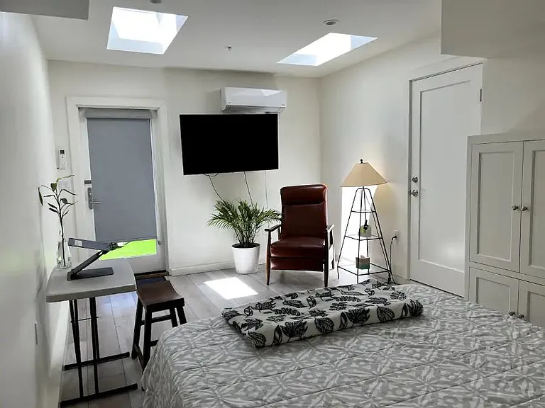 581 University Ave #A — Photo 2