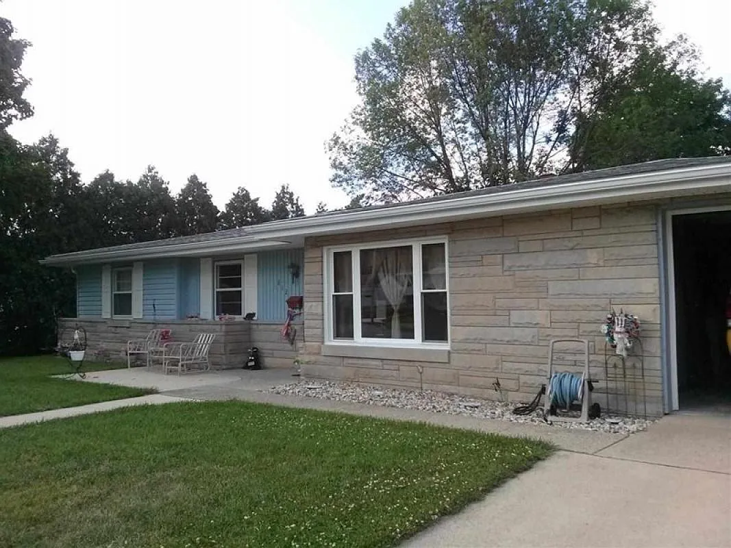 812 Parkway Dr photo 1