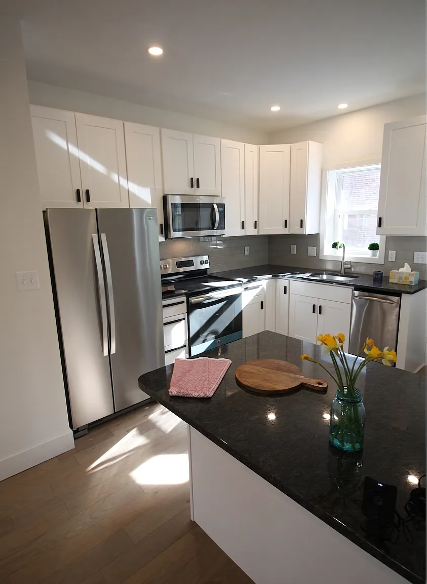 3 bed, 1100 sqft, $1,850 — Photo 1