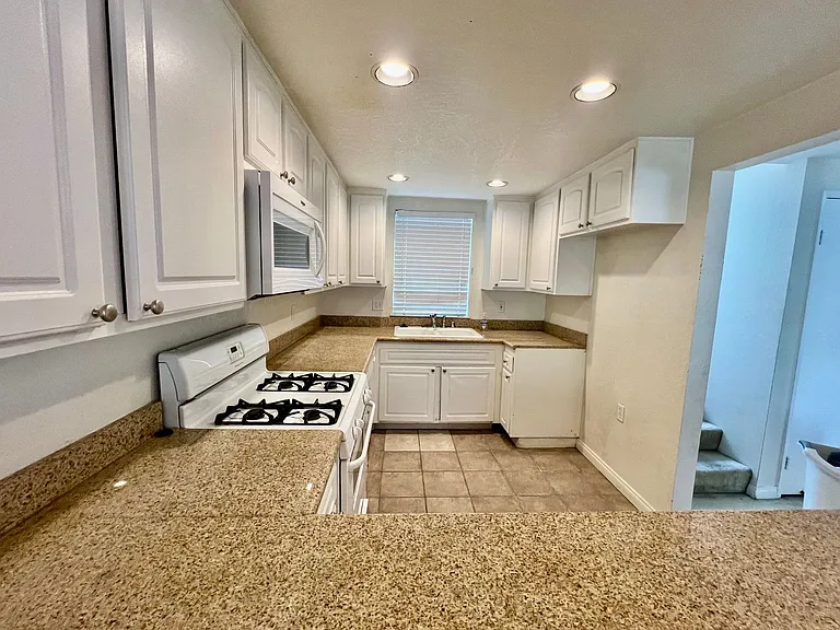 674 S Sycamore Ave — Photo 3