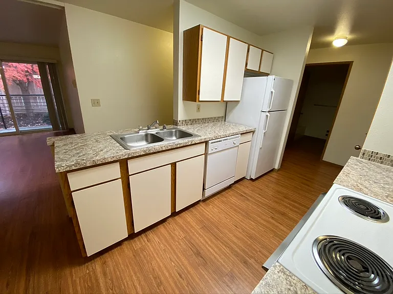 1100 N Alder St #15 — Photo 6