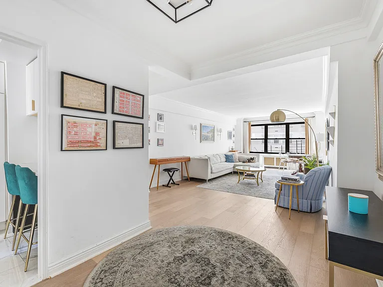 140 E 56th St #4C — Photo 3