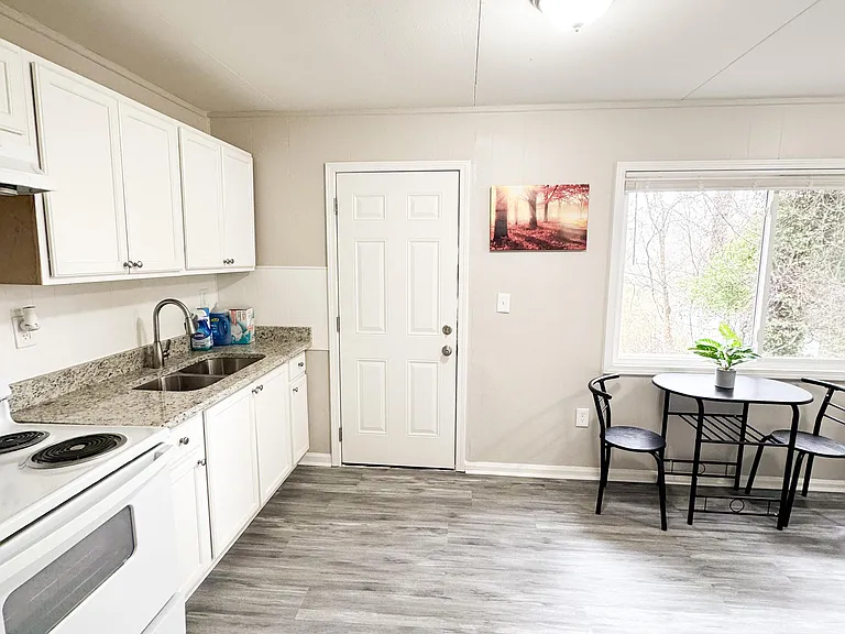 Grange Dr SE — Photo 4