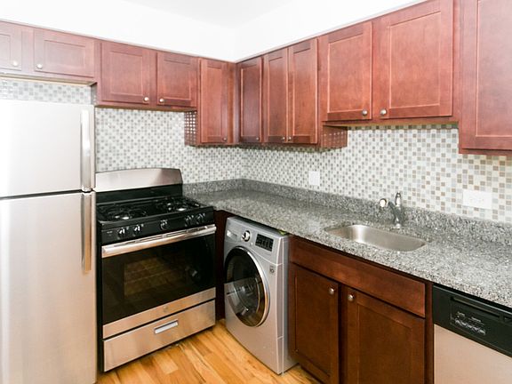 3rd image of 696-96 Elm Pl #D603