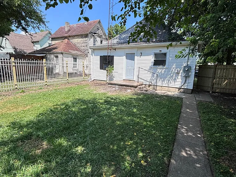 Sheridan St — Photo 3