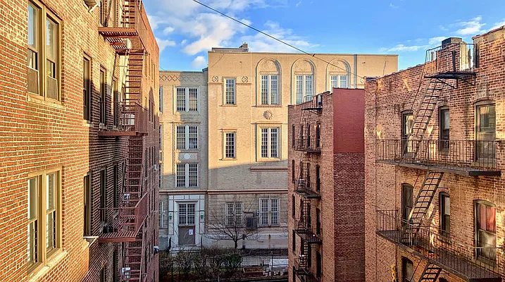 Sold by Bizzarro Agency | media 9