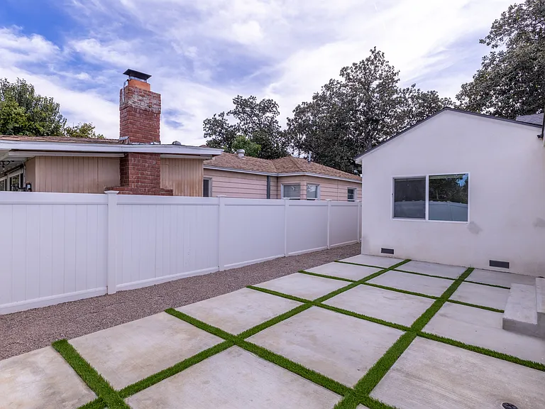 17601 Hamlin St — Photo 31