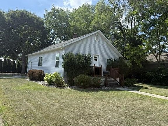 2nd image of 916 E Grove St