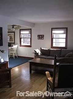 Living room
						:
						Wood floors