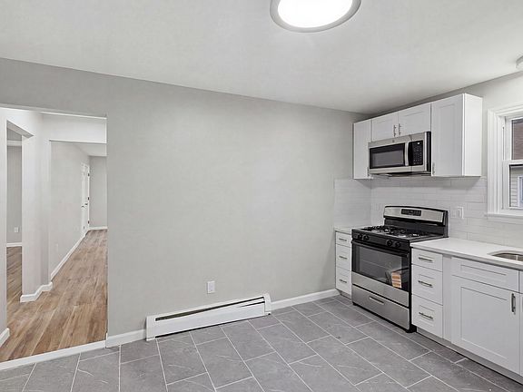 2nd image of 25 Elizabeth St #2