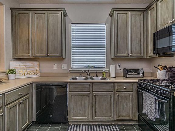 3rd image of 5212 Avenue O 1/2