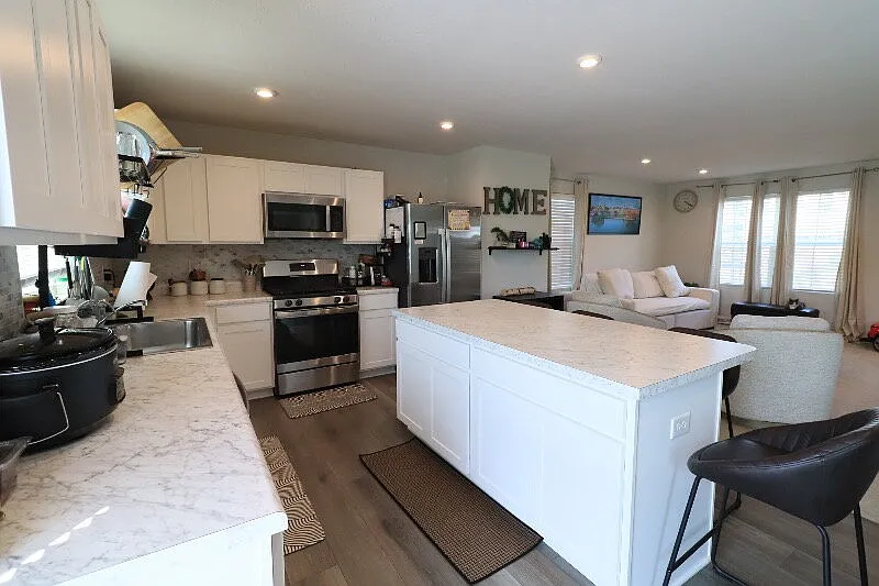 4 bed, 2.5 bath, 1903 sqft, $2,200 — Photo 2
