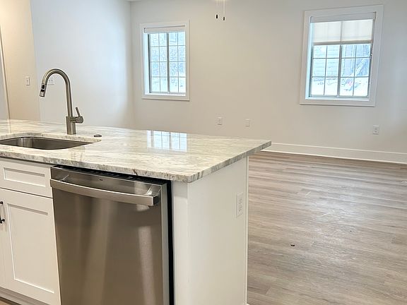 5th image of 57 Monroe Ave #5