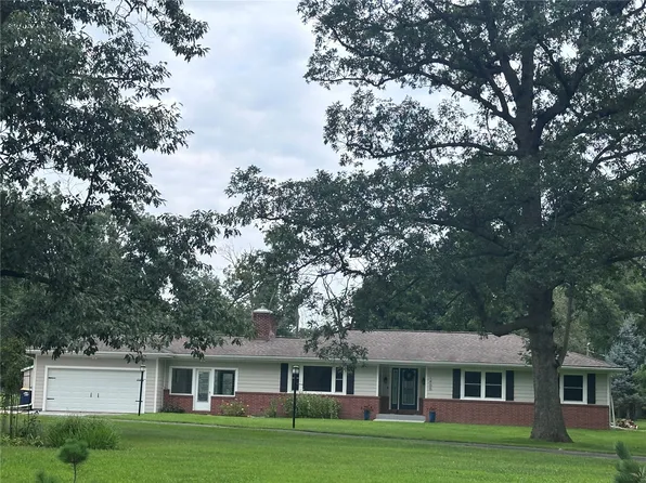 1400 E Knoll Dr, Robins, IA 52328