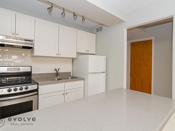 5th image of 445 W Wellington Ave #11AG