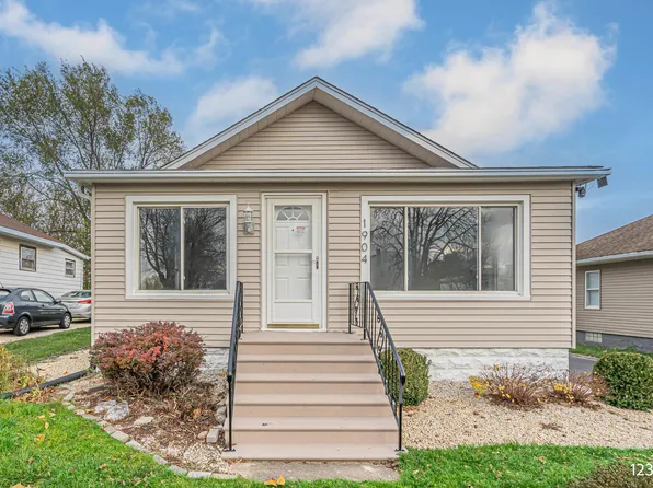 1904 N Center St, Crest Hill, IL 60403