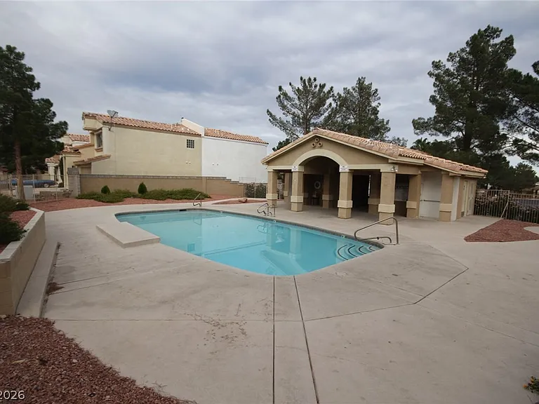 3440 Middle View Dr — Photo 3