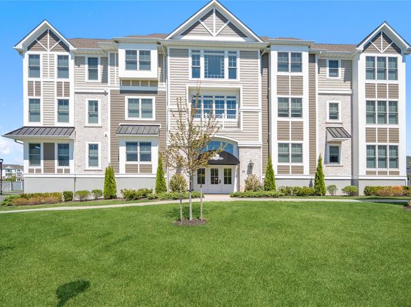 20105 Aspenwood Drive, Plainview, NY 11803