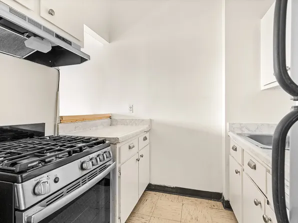 475 17th Street image 2 of 5