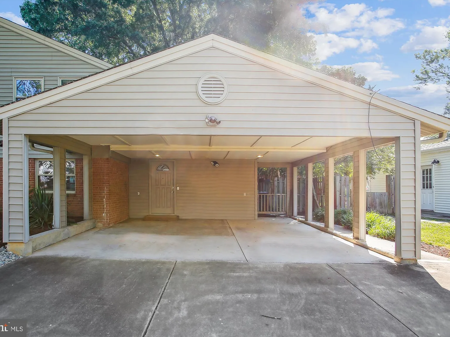3 bed, 3.0 bath, 1950 sqft, $3,950 — Photo 2