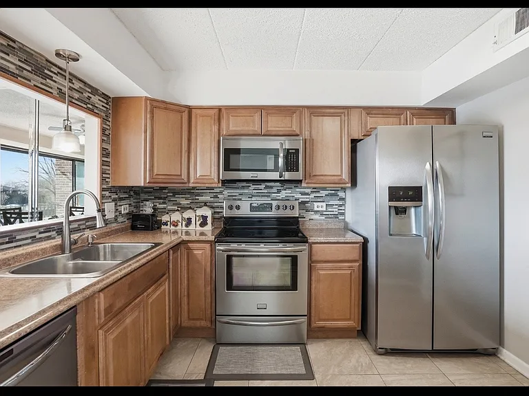 19533 Lake Shore Dr #2S — Photo 5