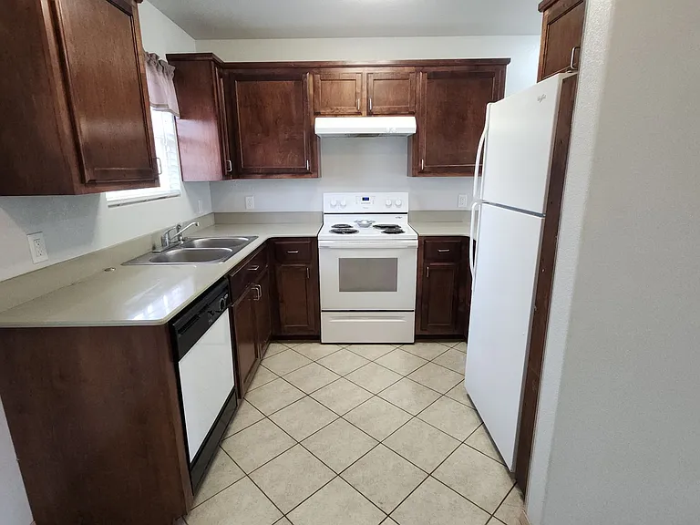 3318 N Detroit Ave — Photo 5