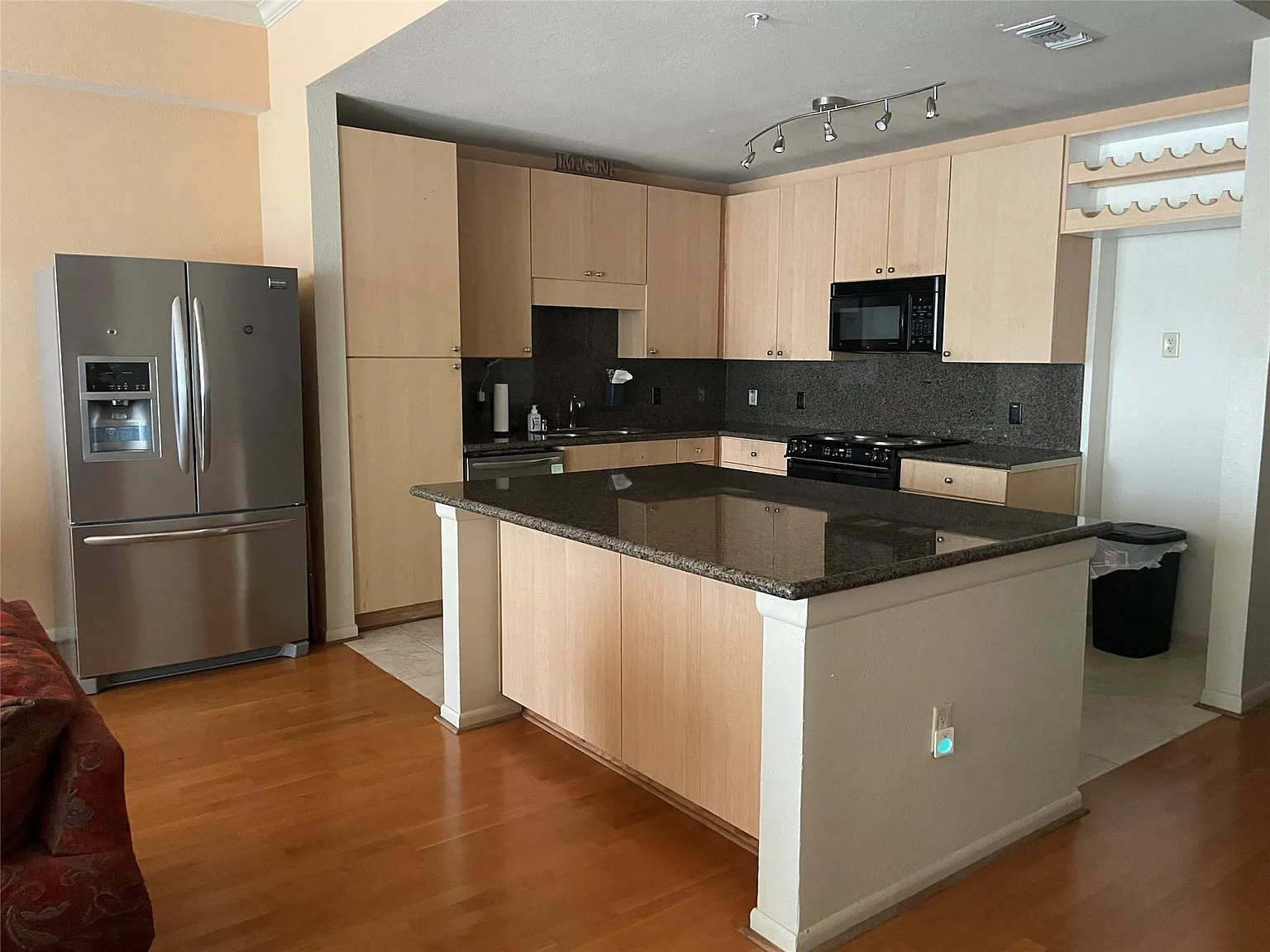 1 bed, 1.0 bath, 905 sqft, $1,750 — Photo 3