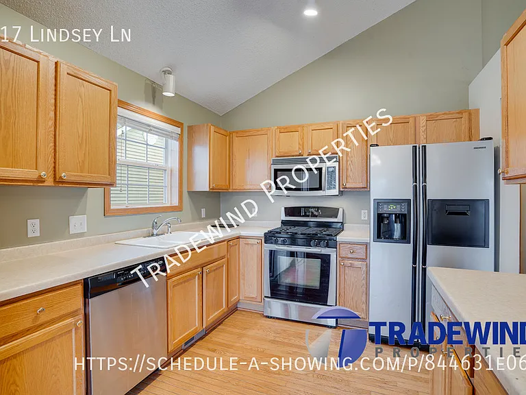 917 Lindsey Ln — Photo 3