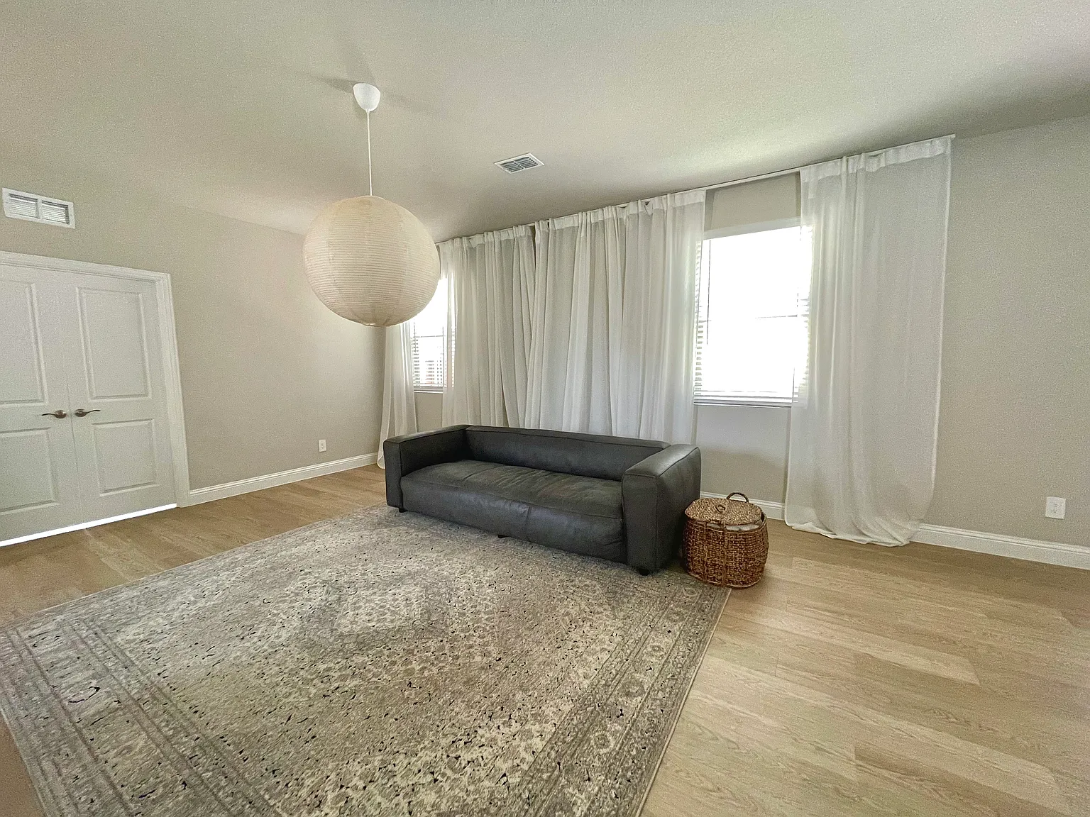 3 bed, 2.5 bath, 2356 sqft, $3,200 — Photo 4
