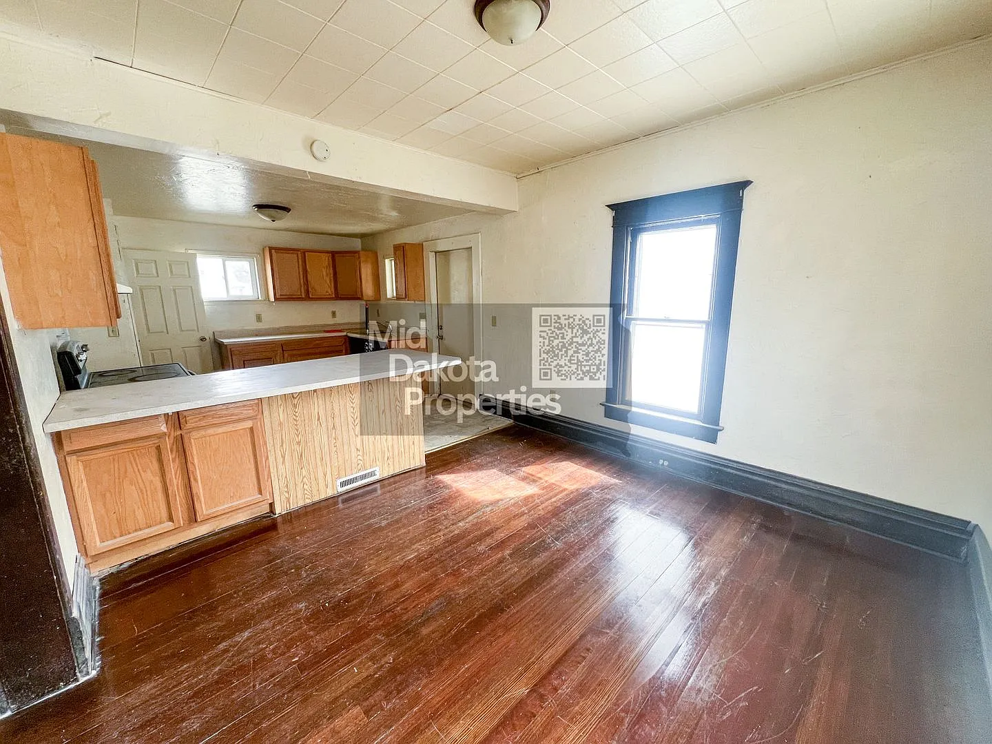 401 W 11th-3 Bedroom House — Photo 4