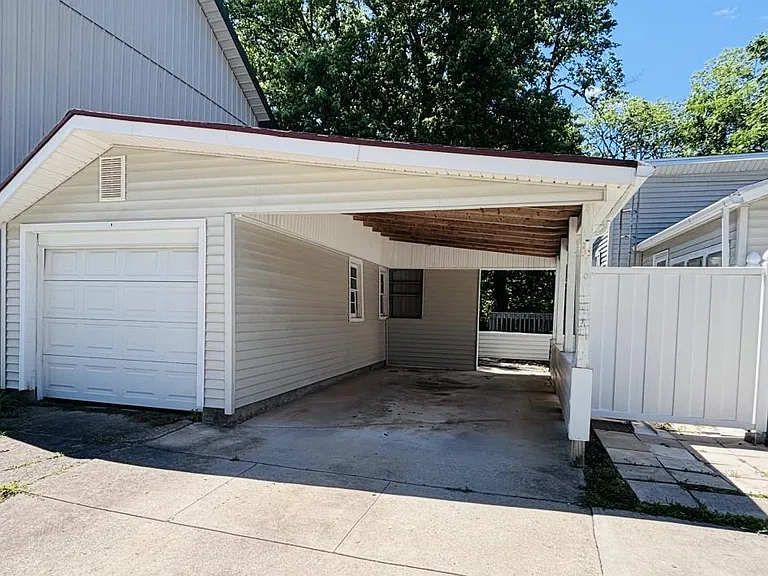 272 S Pearl St — Photo 2
