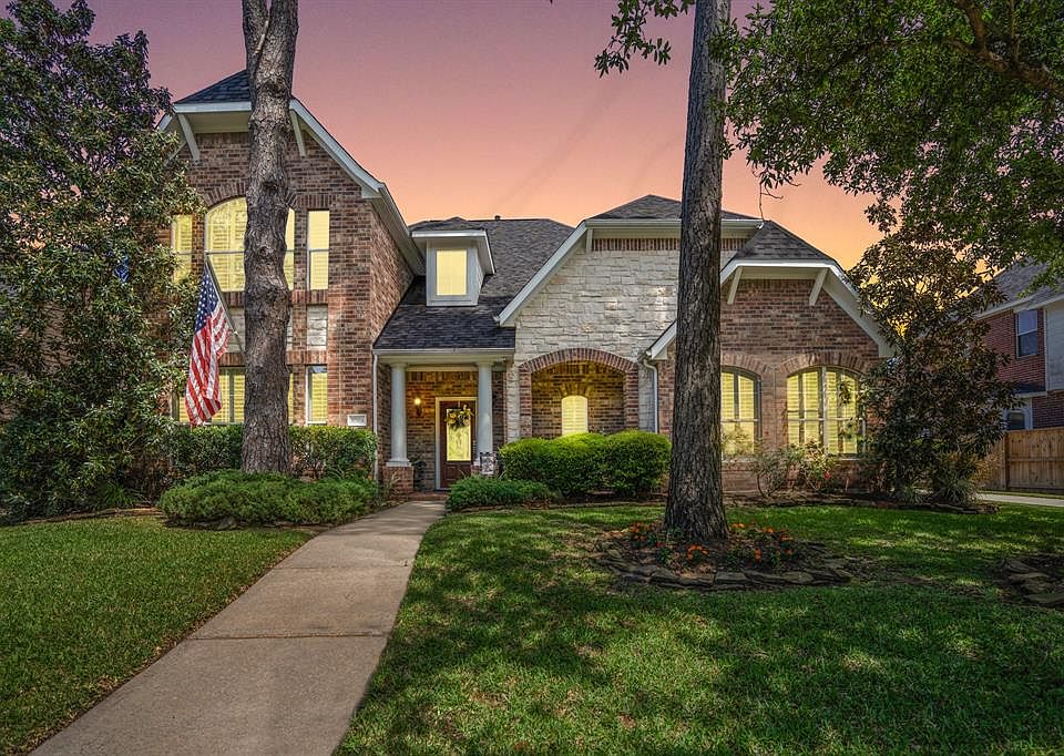 Welcome to 10414 Kilbride Way Court, a beautiful Trendmaker Home in The Hillcrest section of Gleannloch Farms.