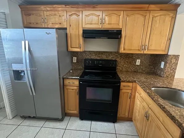 911 NE 209th Ter APT 102-27, Miami, FL 33179