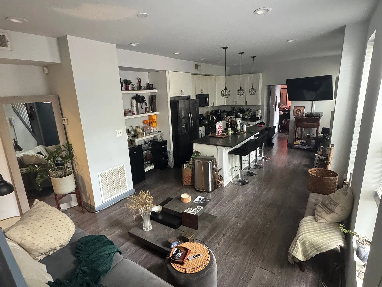 1 bed, 1.0 bath, 2200 sqft, $1,250 — Photo 1
