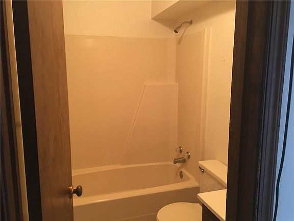 5th image of 2909 Llewellyn Ave APT 4