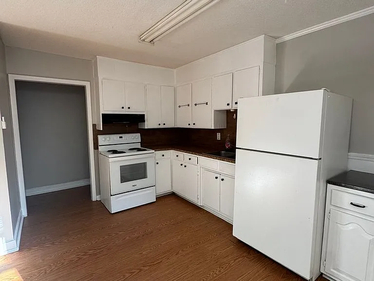 341 Laurel St — Photo 5