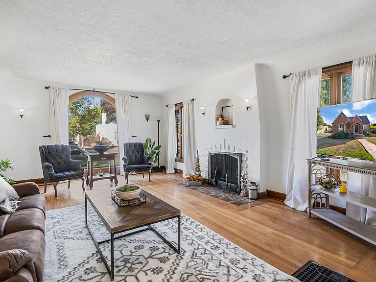 1622 W Harding Way — Photo 4