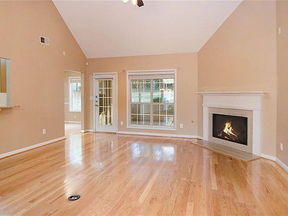 3rd image of 553 Redwood Cir