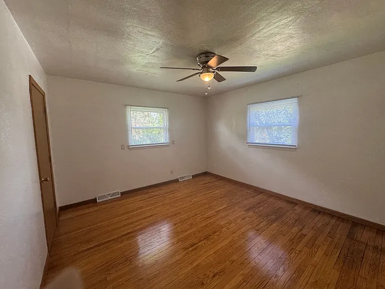 525 E 47th St — Photo 32