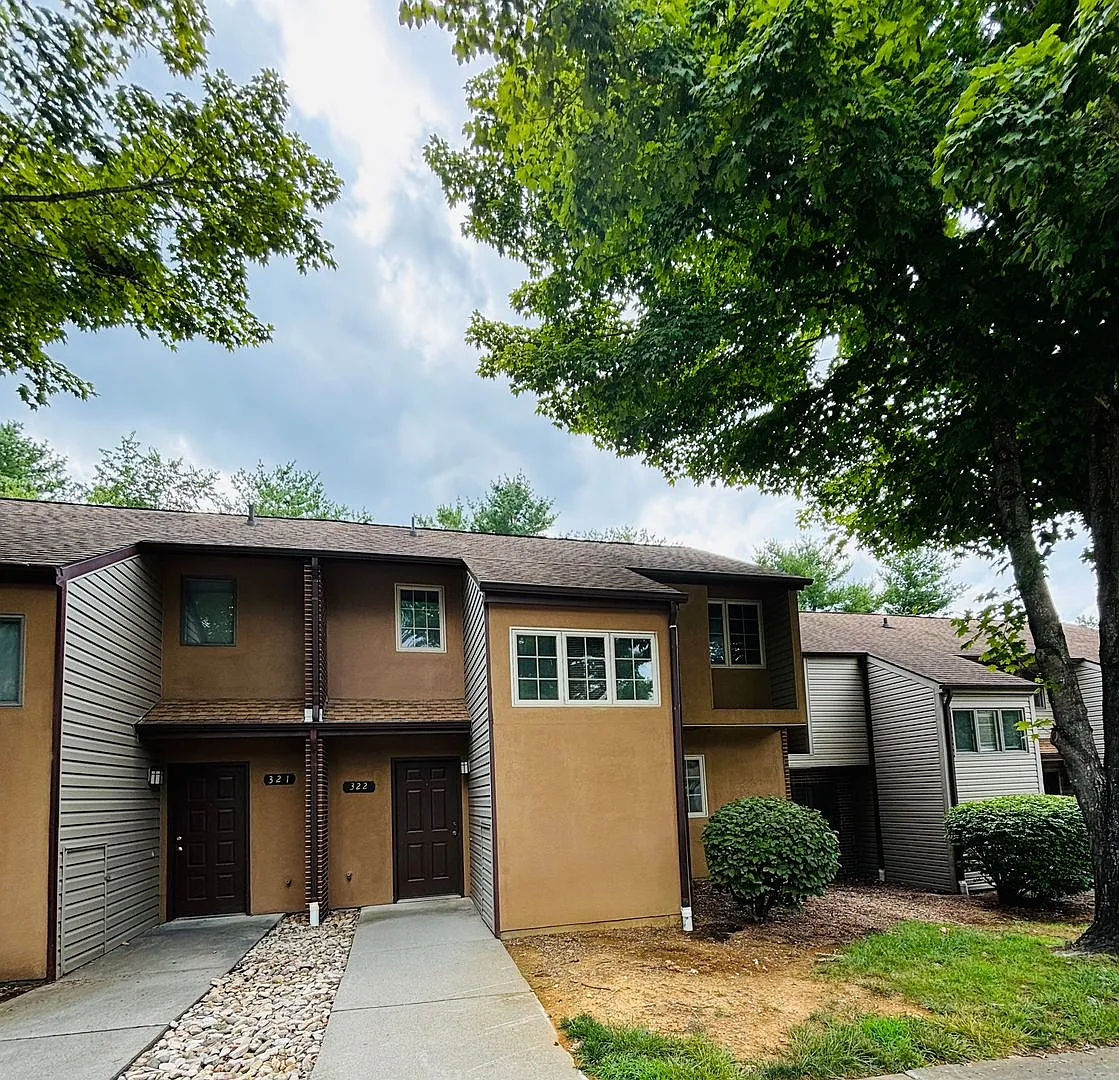 3 Bedroom 2.5 Bath Townhouse- — Photo 2