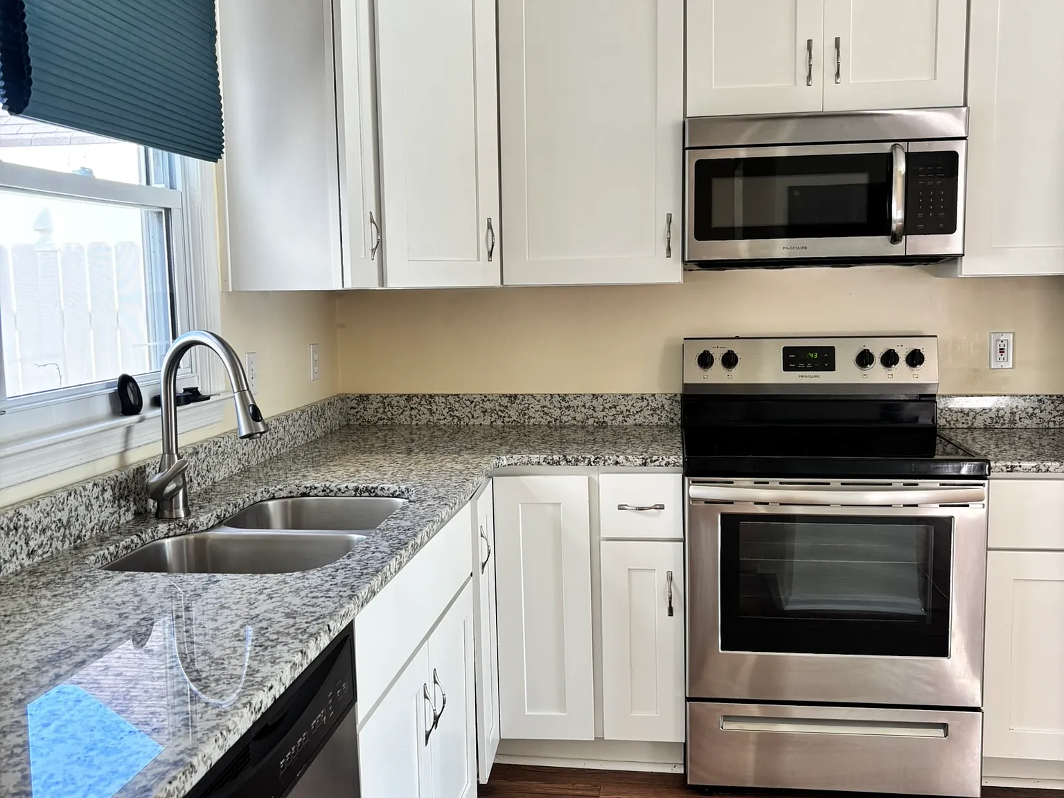 3 bed, 2.5 bath, 1425 sqft, $2,300 — Photo 2