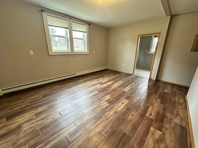421 University Ave W — Photo 2