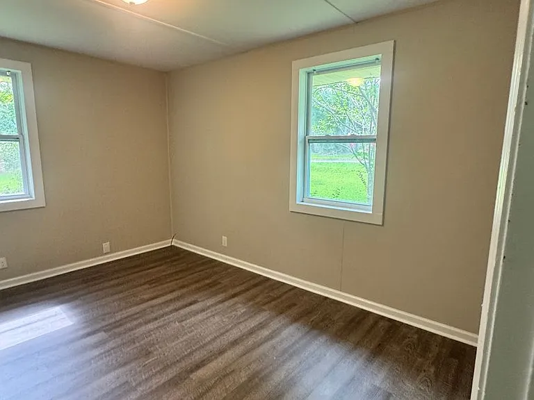 307 Crawford Ln — Photo 4