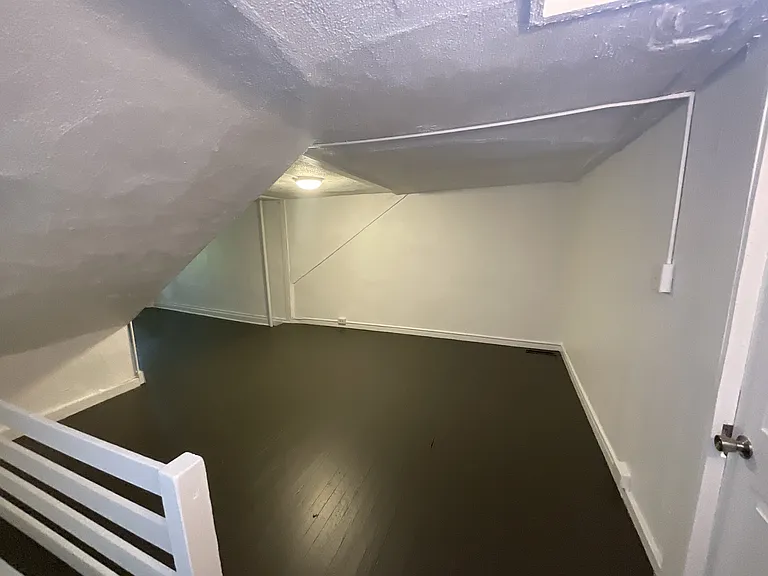 330 W King St — Photo 7