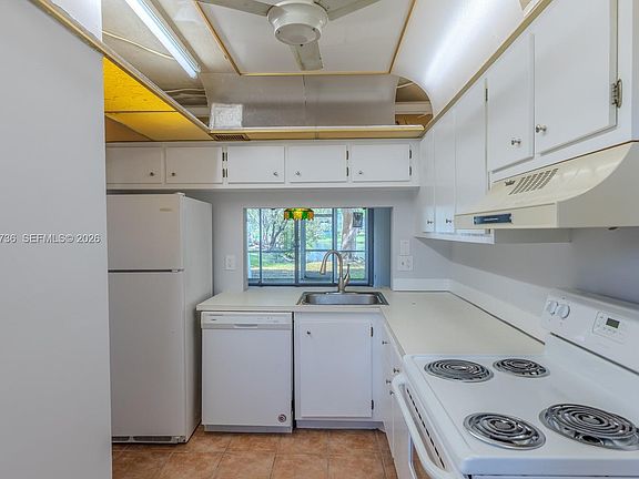 5th image of 9325 Lagoon Pl APT 105