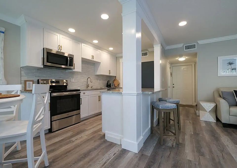 Kitchen & Dining