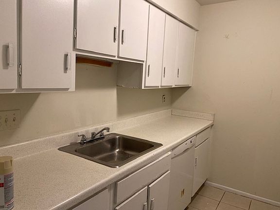 3rd image of 310 Cherokee Ct #E