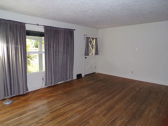 4th image of 3110 SE Maple St