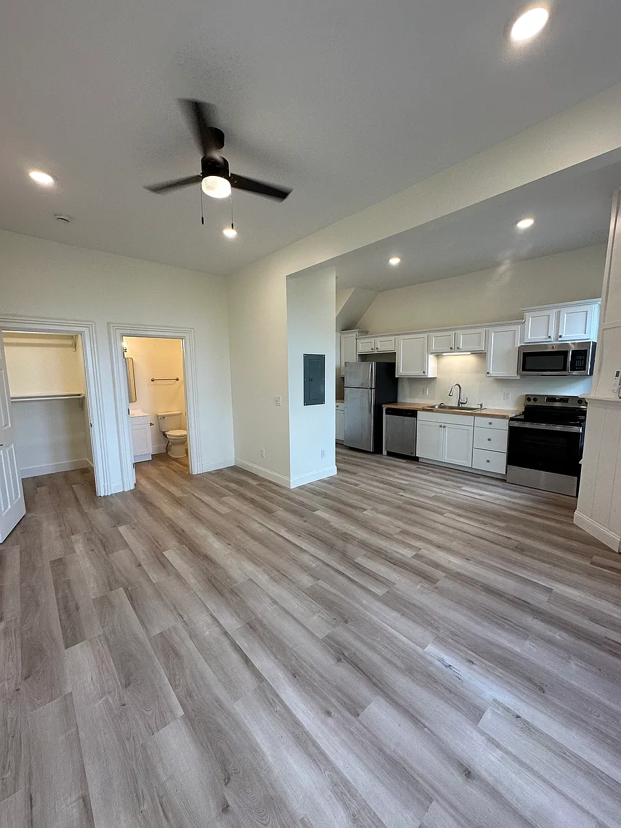 Building Photo - 930 Summit Ave #1