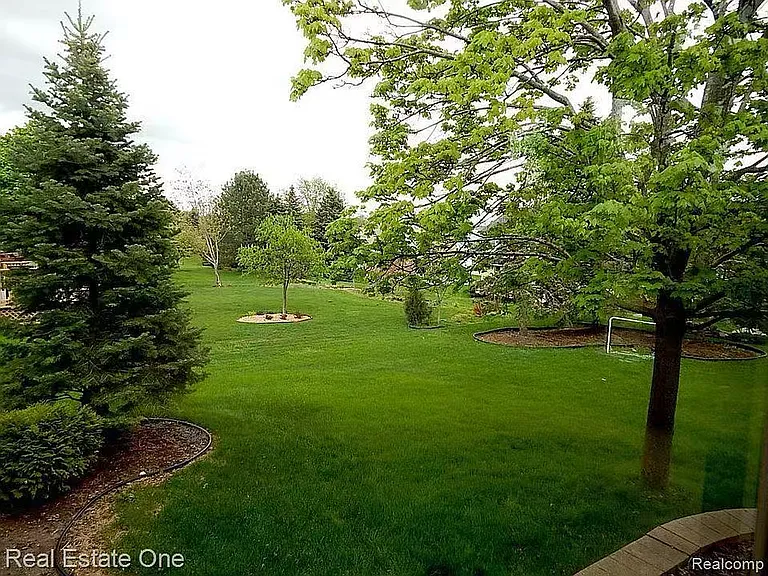 1947 N Fairview Ln — Photo 17